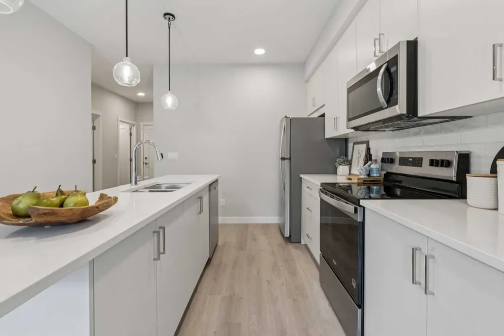 655 Shawnee Square SW Calgary AB T2Y 1E3