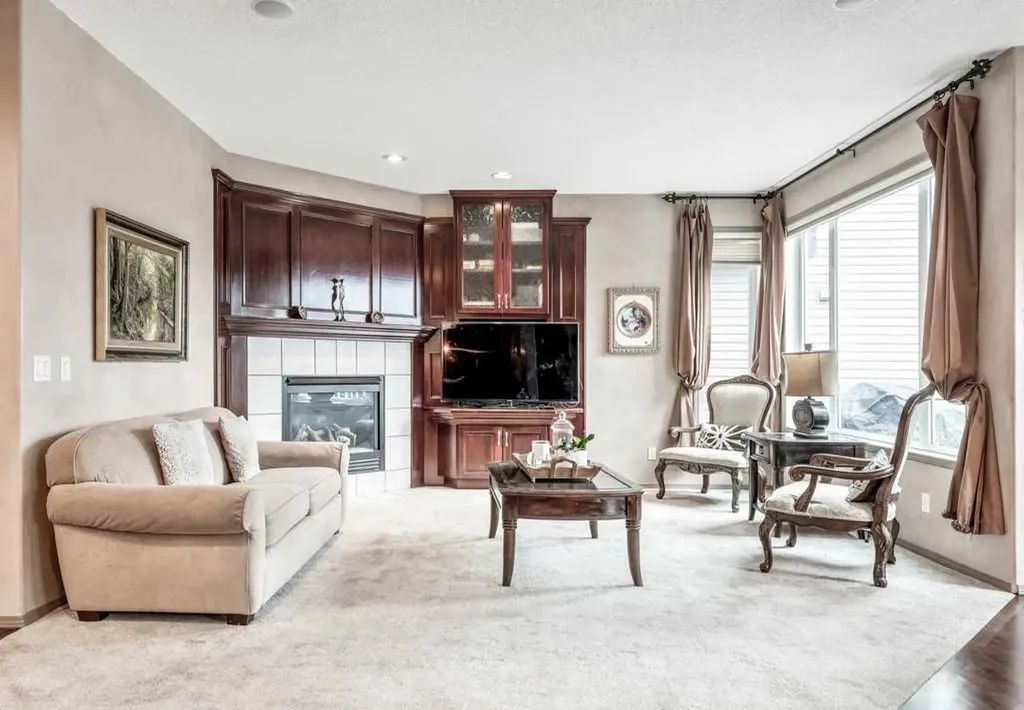 40 Cougar Ridge Heights SW Calgary AB T3H 4X5