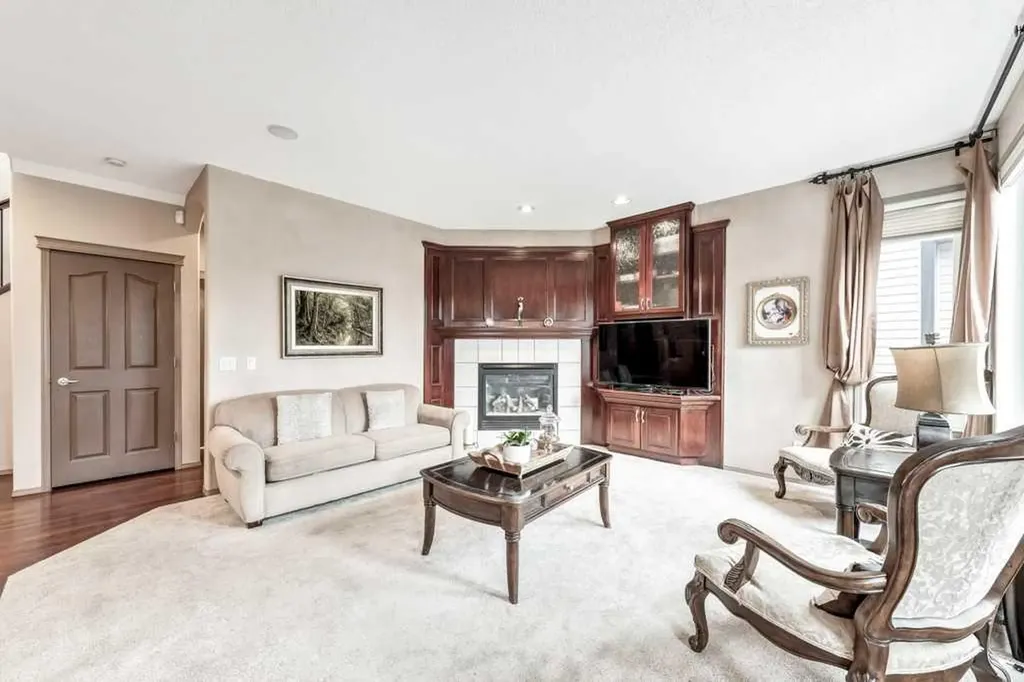 40 Cougar Ridge Heights SW Calgary AB T3H 4X5
