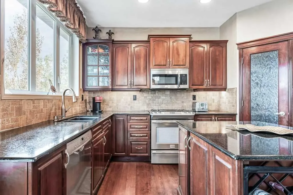 40 Cougar Ridge Heights SW Calgary AB T3H 4X5