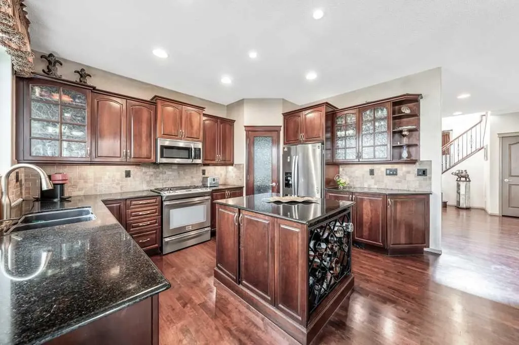 40 Cougar Ridge Heights SW Calgary AB T3H 4X5