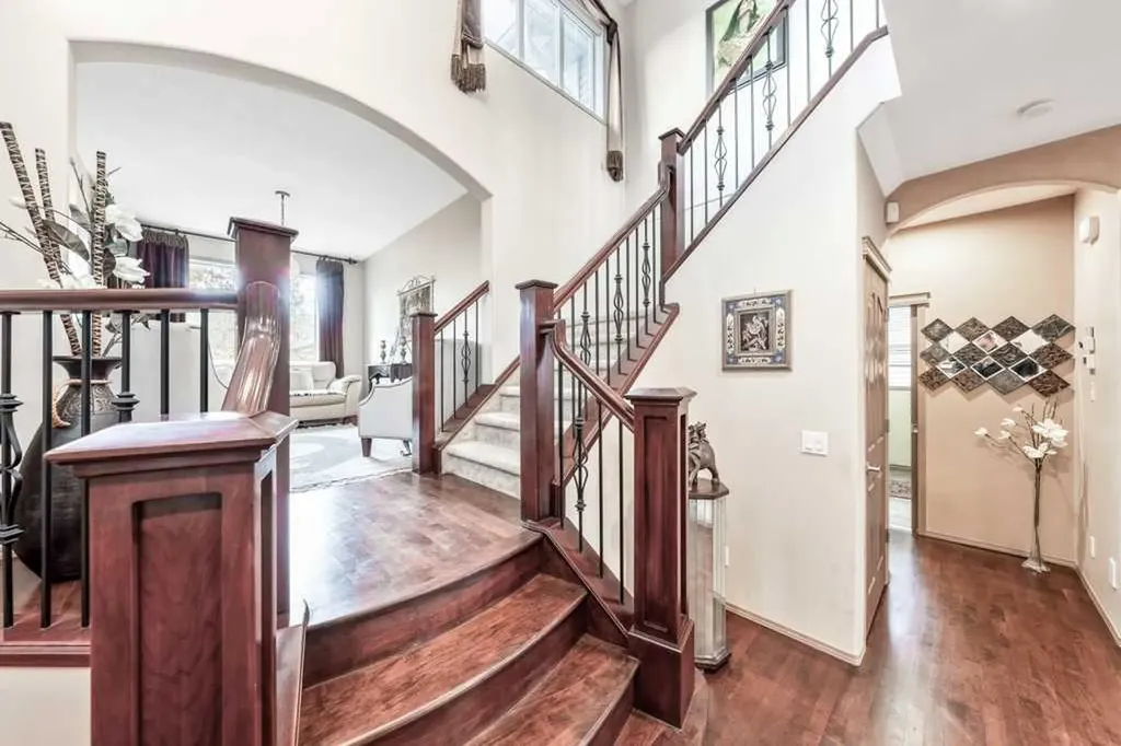 40 Cougar Ridge Heights SW Calgary AB T3H 4X5