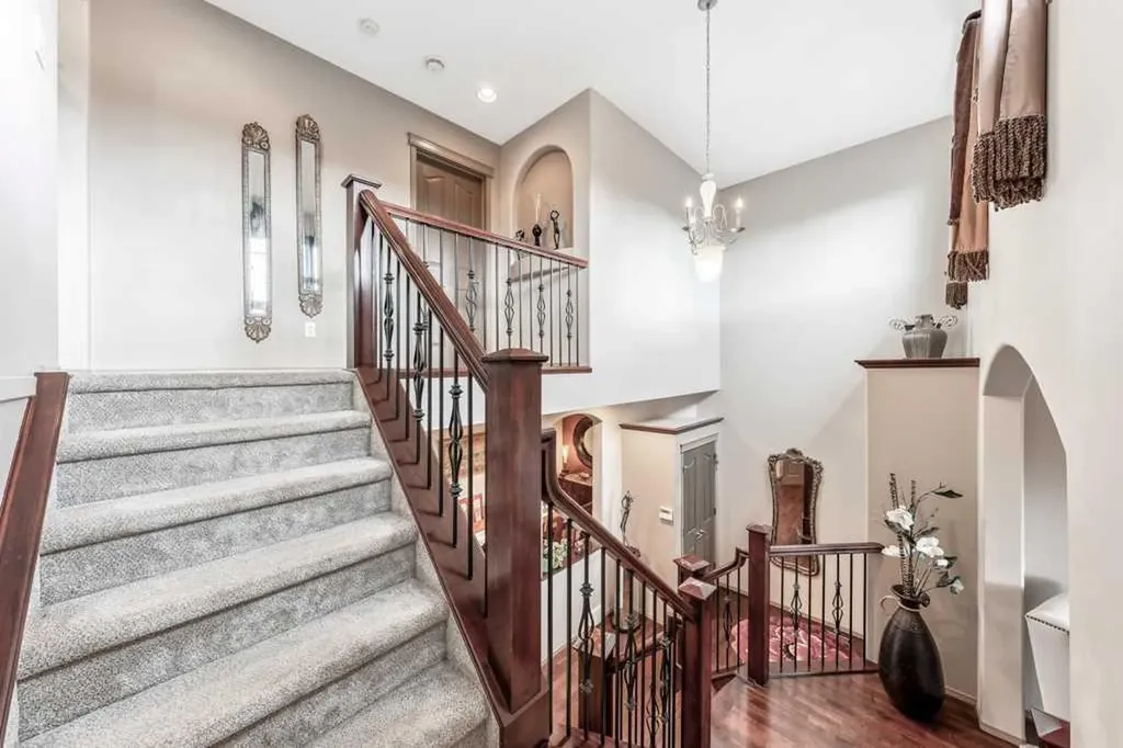 40 Cougar Ridge Heights SW Calgary AB T3H 4X5