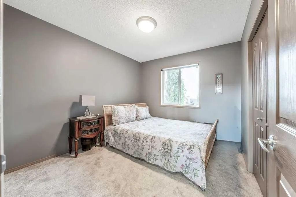 40 Cougar Ridge Heights SW Calgary AB T3H 4X5