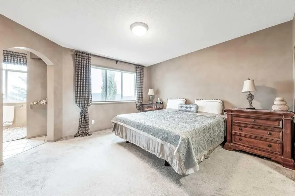 40 Cougar Ridge Heights SW Calgary AB T3H 4X5