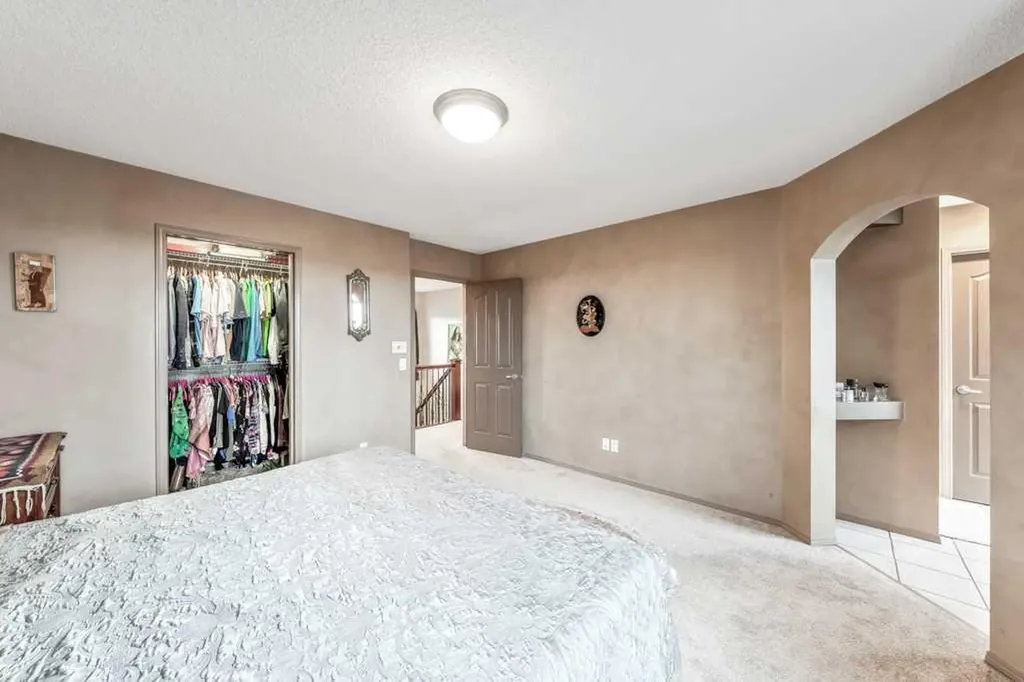 40 Cougar Ridge Heights SW Calgary AB T3H 4X5