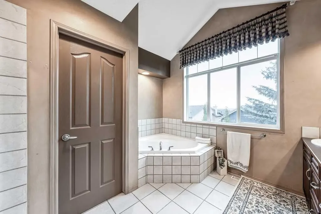 40 Cougar Ridge Heights SW Calgary AB T3H 4X5