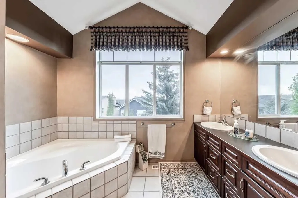 40 Cougar Ridge Heights SW Calgary AB T3H 4X5