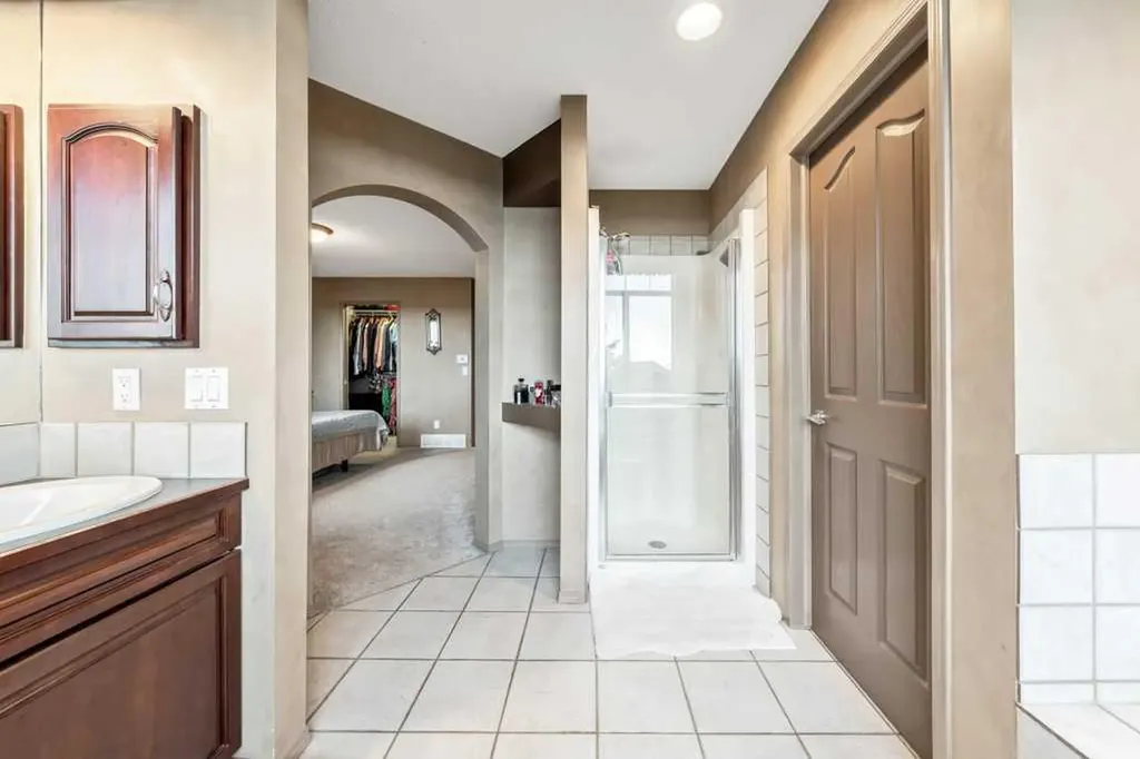 40 Cougar Ridge Heights SW Calgary AB T3H 4X5