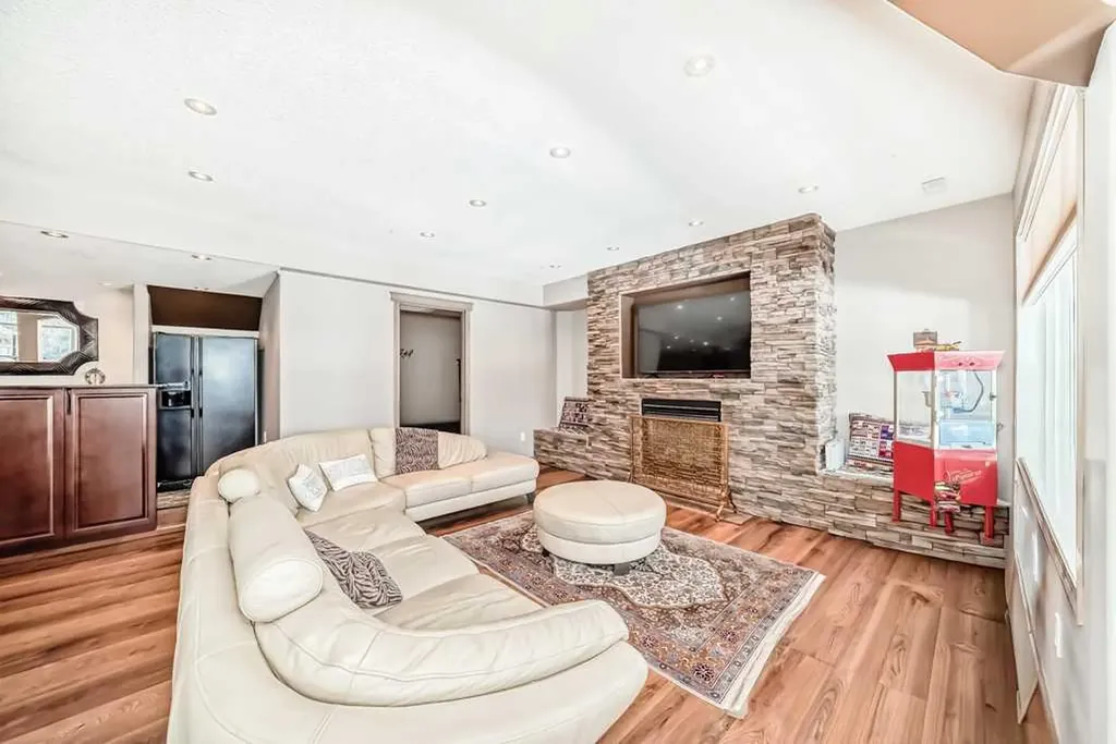 40 Cougar Ridge Heights SW Calgary AB T3H 4X5