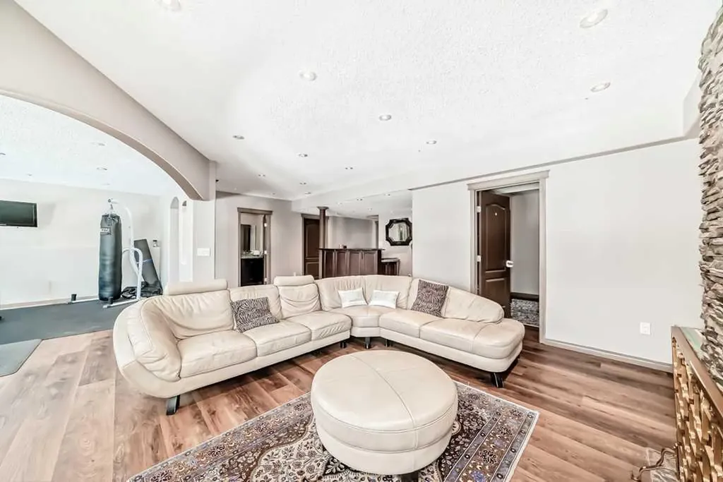 40 Cougar Ridge Heights SW Calgary AB T3H 4X5