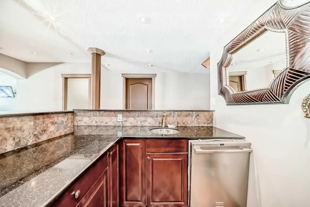 40 Cougar Ridge Heights SW Calgary AB T3H 4X5