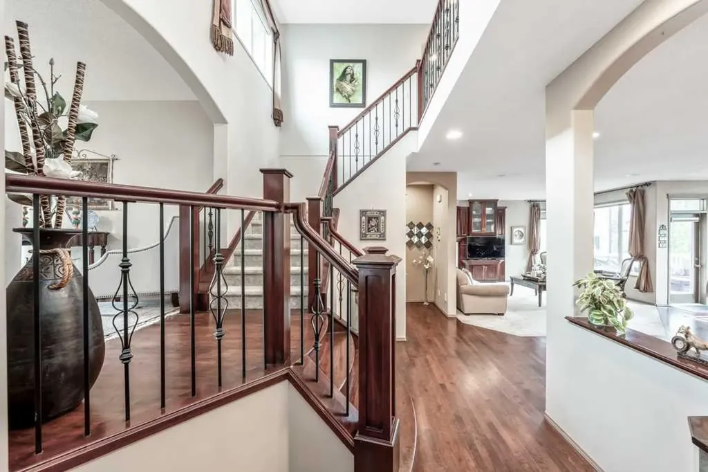 40 Cougar Ridge Heights SW Calgary AB T3H 4X5