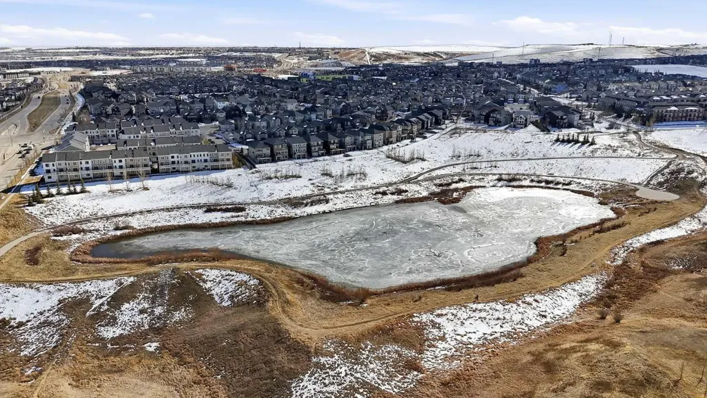 14 Nolan Hill Gate NW Calgary AB T3R 0T9
