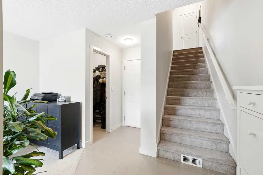 14 Nolan Hill Gate NW Calgary AB T3R 0T9