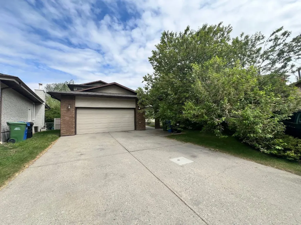436 Ranchridge Bay NW Calgary AB T3G 1V6