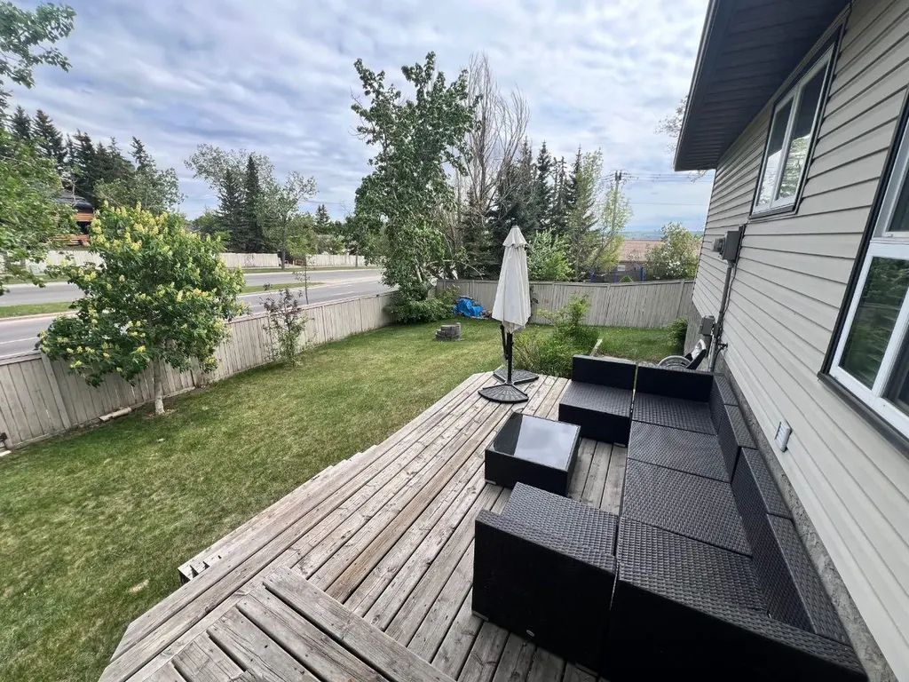 436 Ranchridge Bay NW Calgary AB T3G 1V6