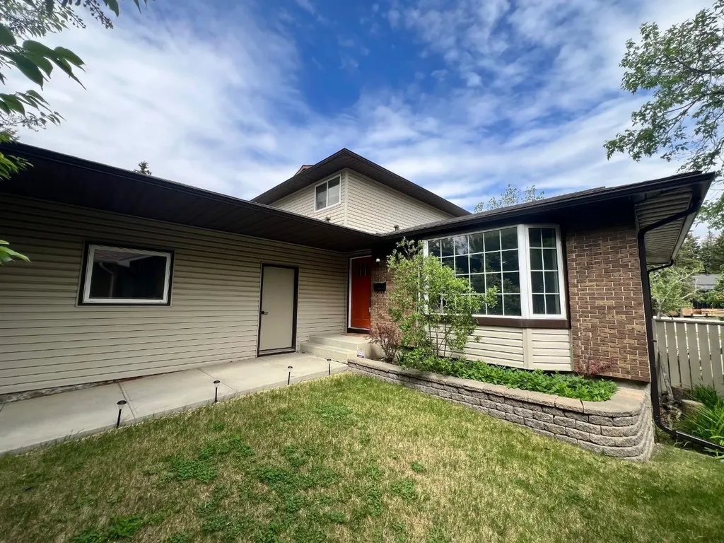 436 Ranchridge Bay NW Calgary AB T3G 1V6