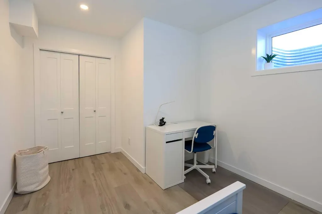 25 Lake Street Rural Red Deer County AB T4E 3C9