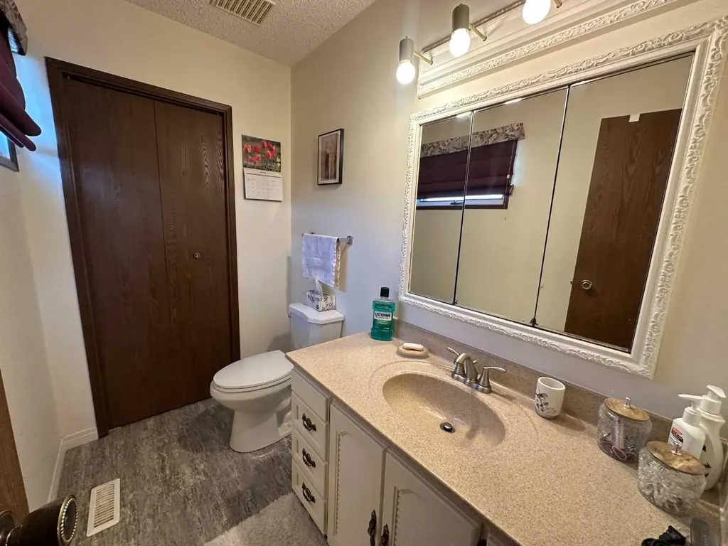 21 1 Avenue W Derwent AB T0B 1C0