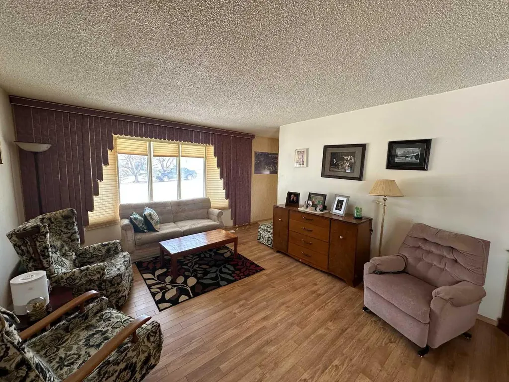 21 1 Avenue W Derwent AB T0B 1C0