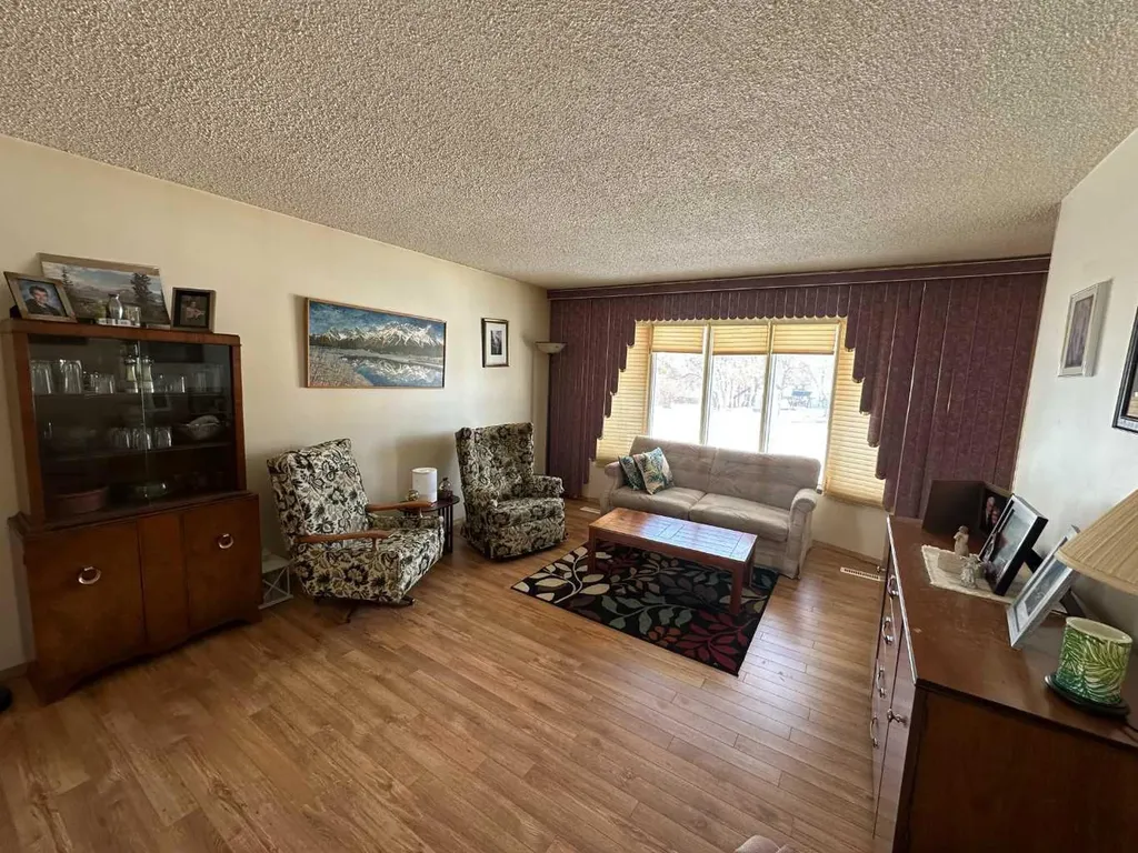 21 1 Avenue W Derwent AB T0B 1C0