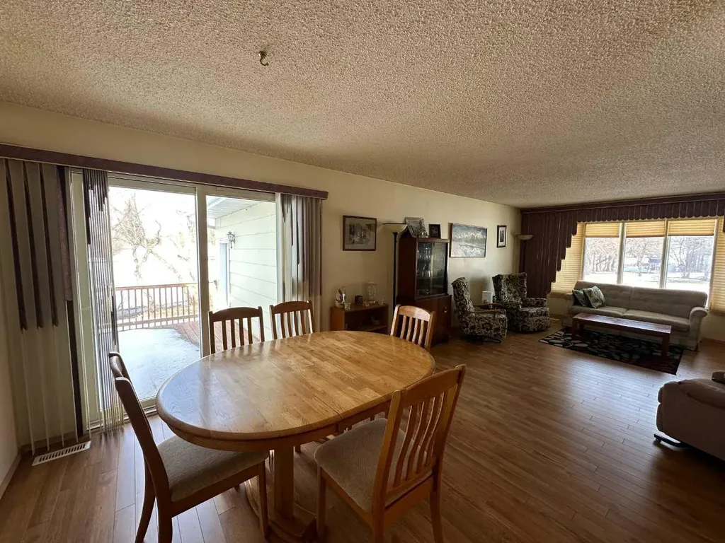 21 1 Avenue W Derwent AB T0B 1C0