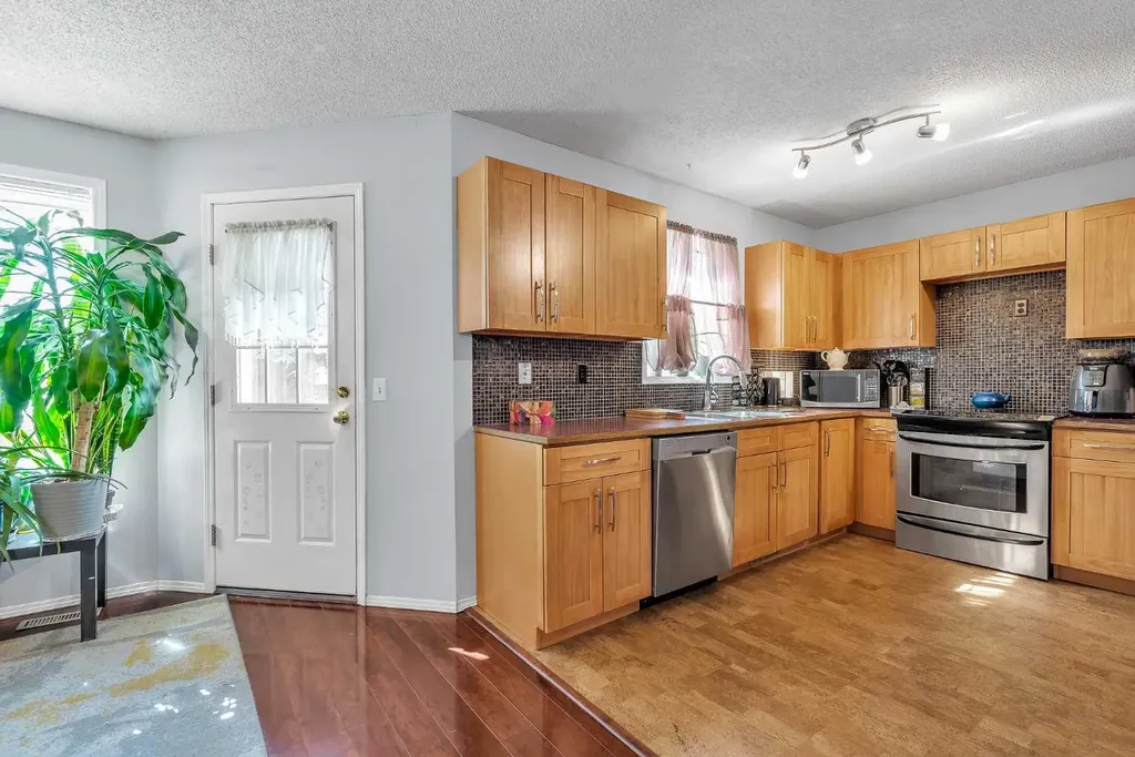 53 Shawfield Road SW Calgary AB T2Y 1Y7