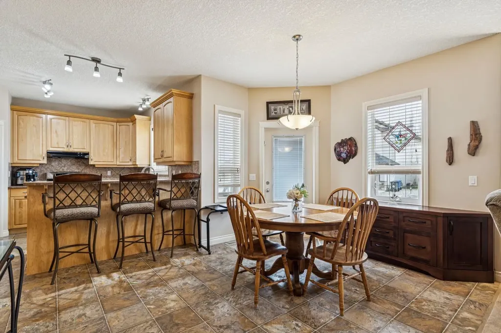 937 Cimarron Park Close Okotoks AB T1S2E6