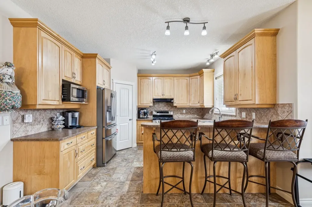 937 Cimarron Park Close Okotoks AB T1S2E6