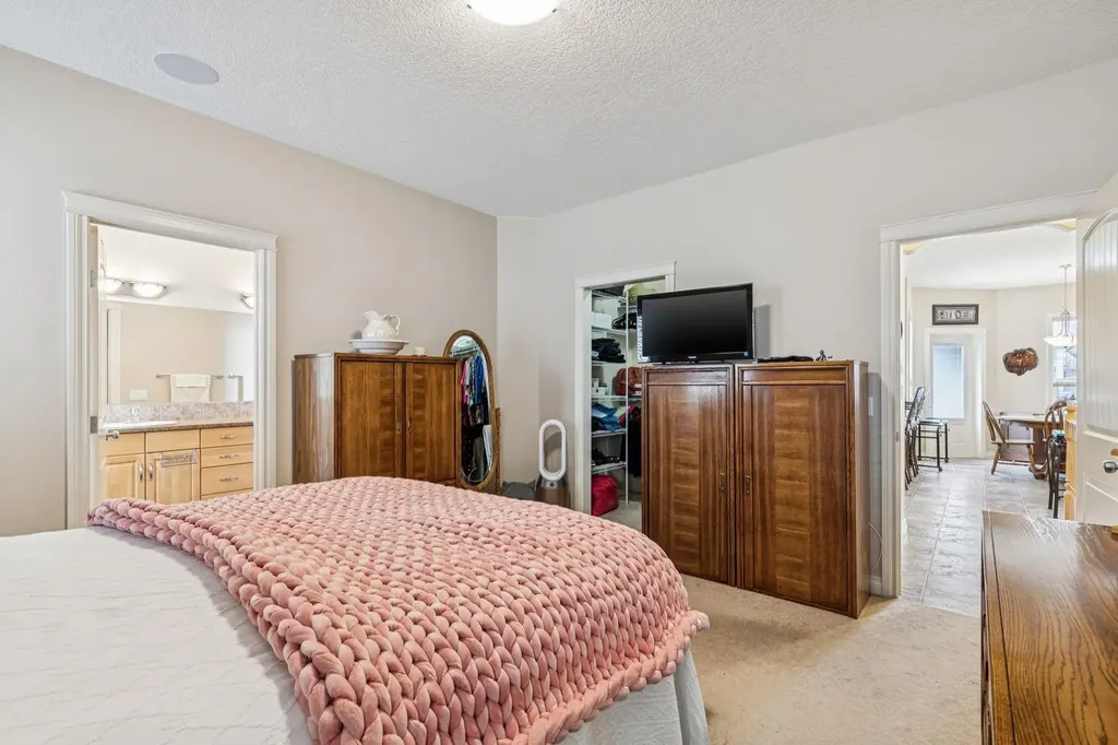937 Cimarron Park Close Okotoks AB T1S2E6