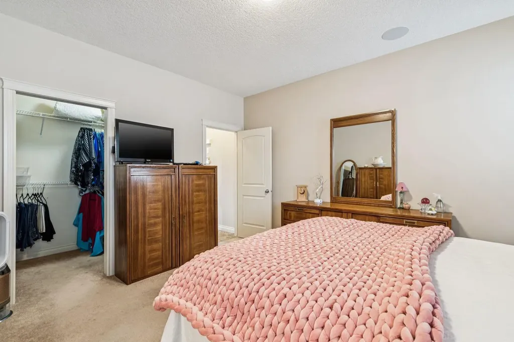 937 Cimarron Park Close Okotoks AB T1S2E6