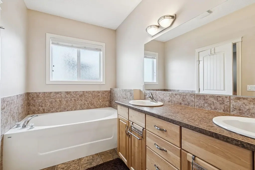 937 Cimarron Park Close Okotoks AB T1S2E6