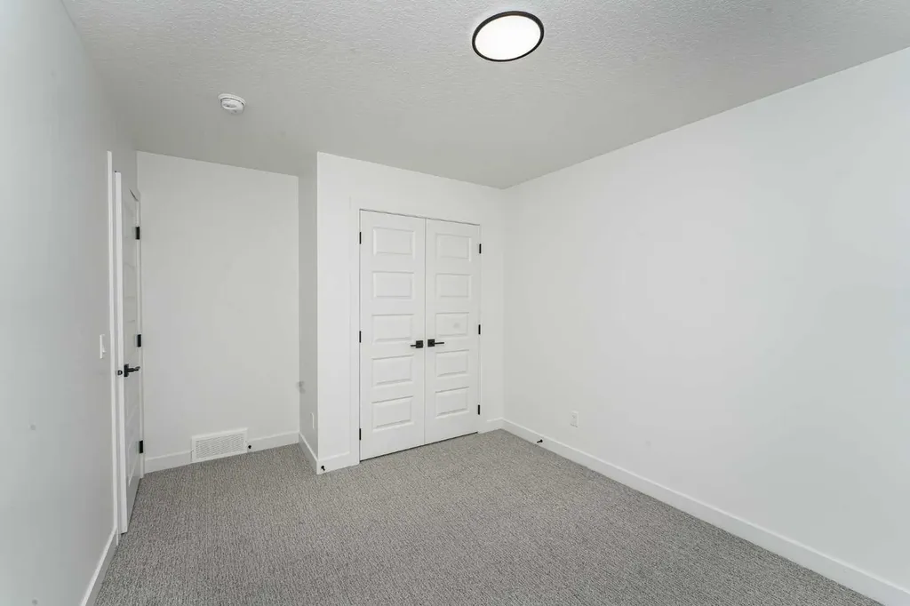 182 Lakewood Crescent Strathmore AB T0J 1Y0