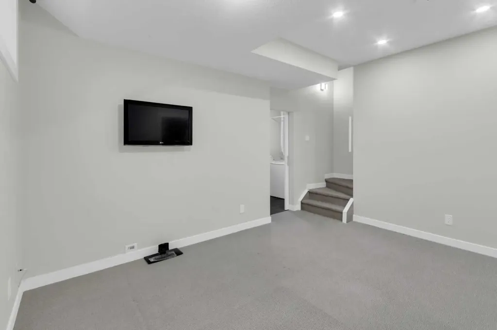 24 Royal Birch Park NW Calgary AB T3G 0B8