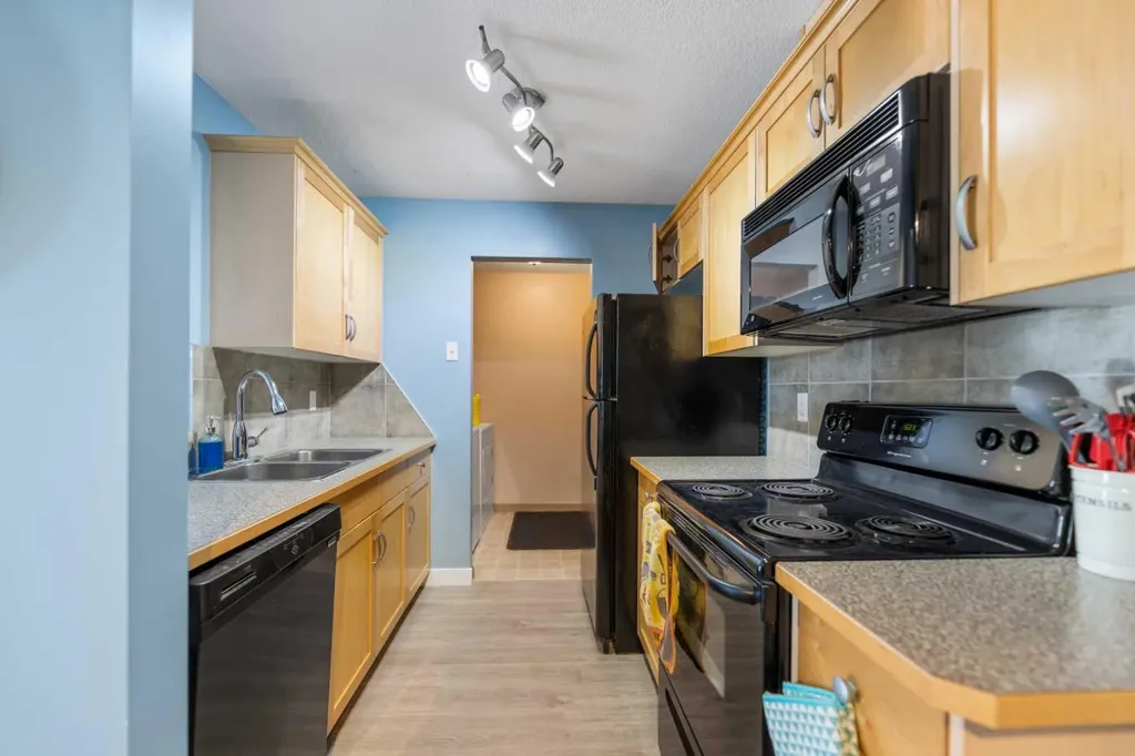 13045 6 Street SW Calgary AB T2W 5H1