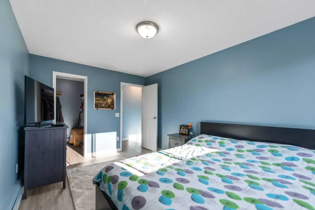 13045 6 Street SW Calgary AB T2W 5H1