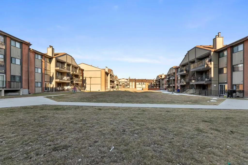 13045 6 Street SW Calgary AB T2W 5H1