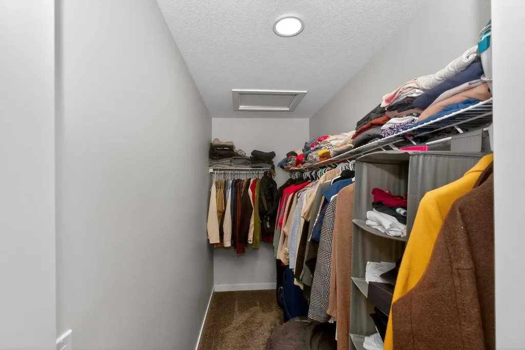 1173 Chinook Gate Bay SW Airdrie AB T4B 5J2