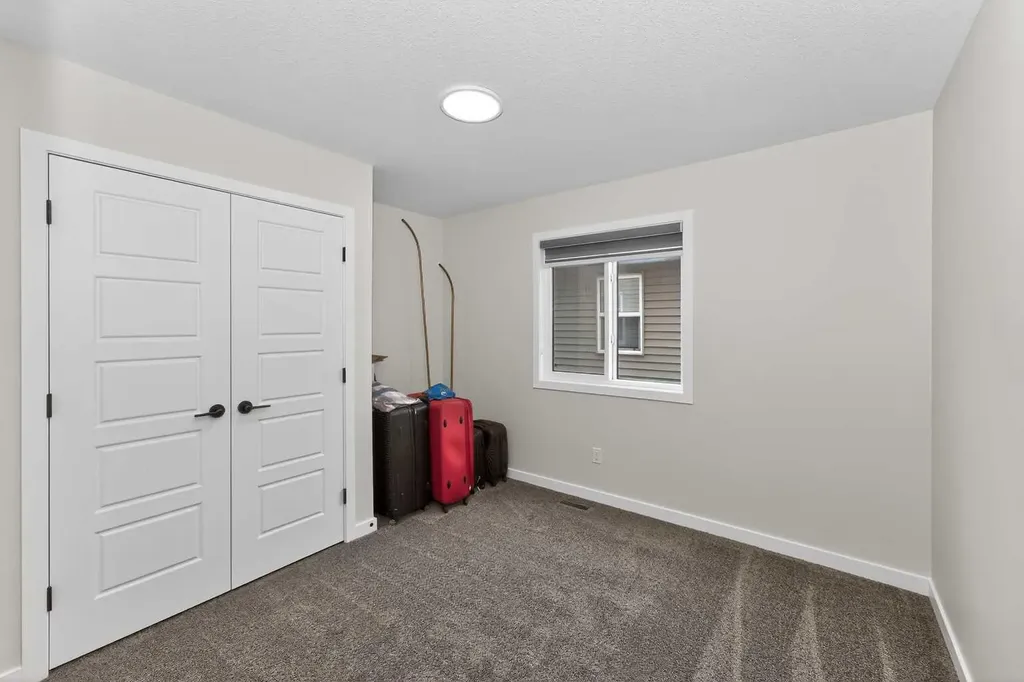 1173 Chinook Gate Bay SW Airdrie AB T4B 5J2