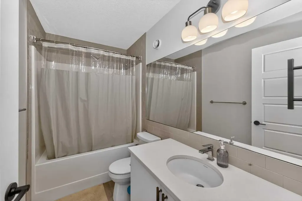 1173 Chinook Gate Bay SW Airdrie AB T4B 5J2