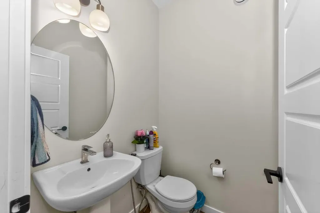 1173 Chinook Gate Bay SW Airdrie AB T4B 5J2
