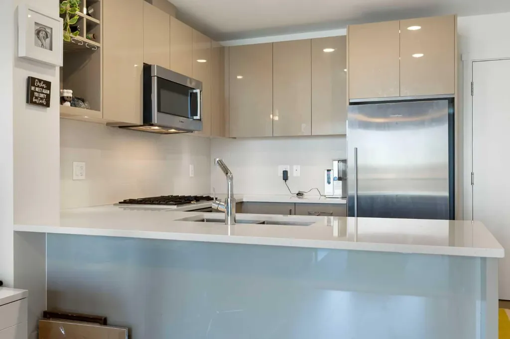 301 10 Street NW Calgary AB T2N 1V5