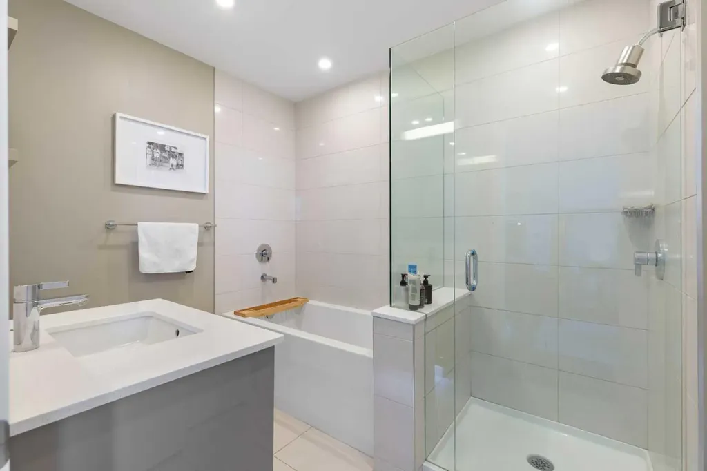 301 10 Street NW Calgary AB T2N 1V5