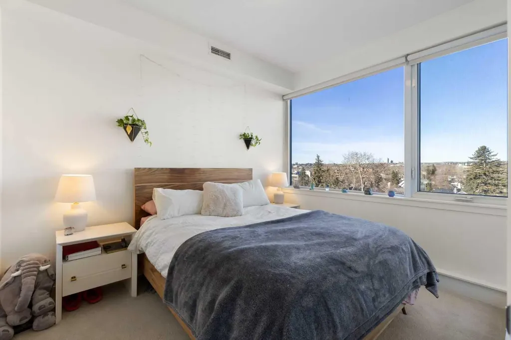 301 10 Street NW Calgary AB T2N 1V5