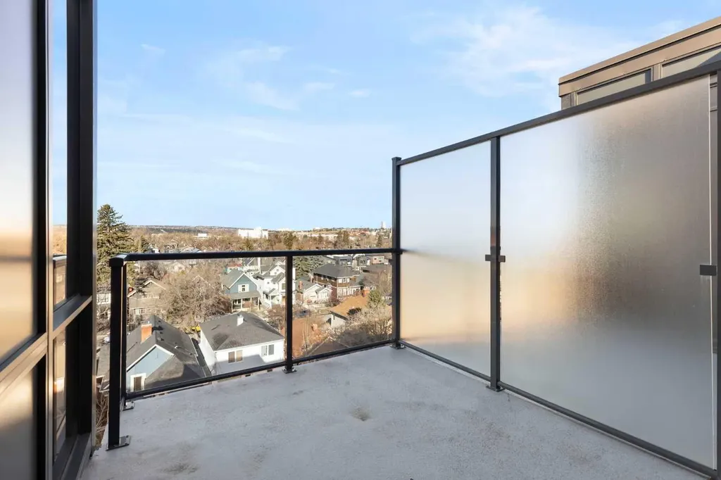 301 10 Street NW Calgary AB T2N 1V5