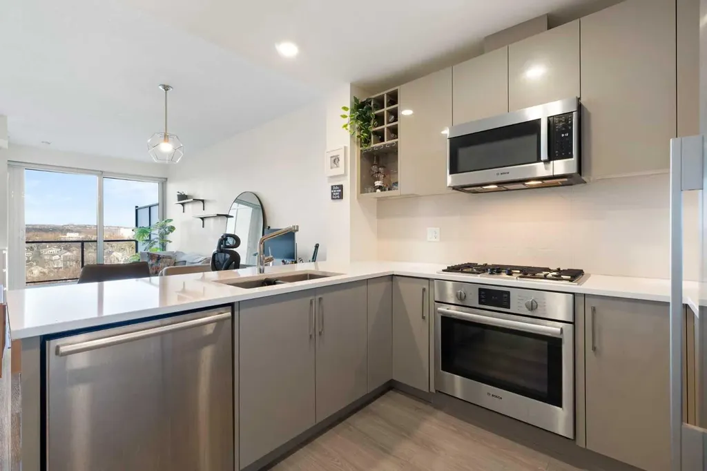 301 10 Street NW Calgary AB T2N 1V5