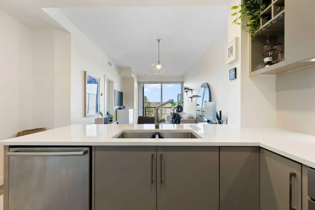 301 10 Street NW Calgary AB T2N 1V5