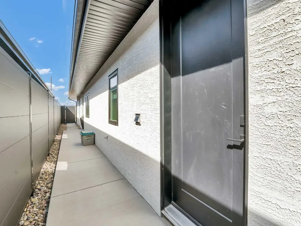 3617 10 Avenue SW Medicine Hat AB T1B0T2