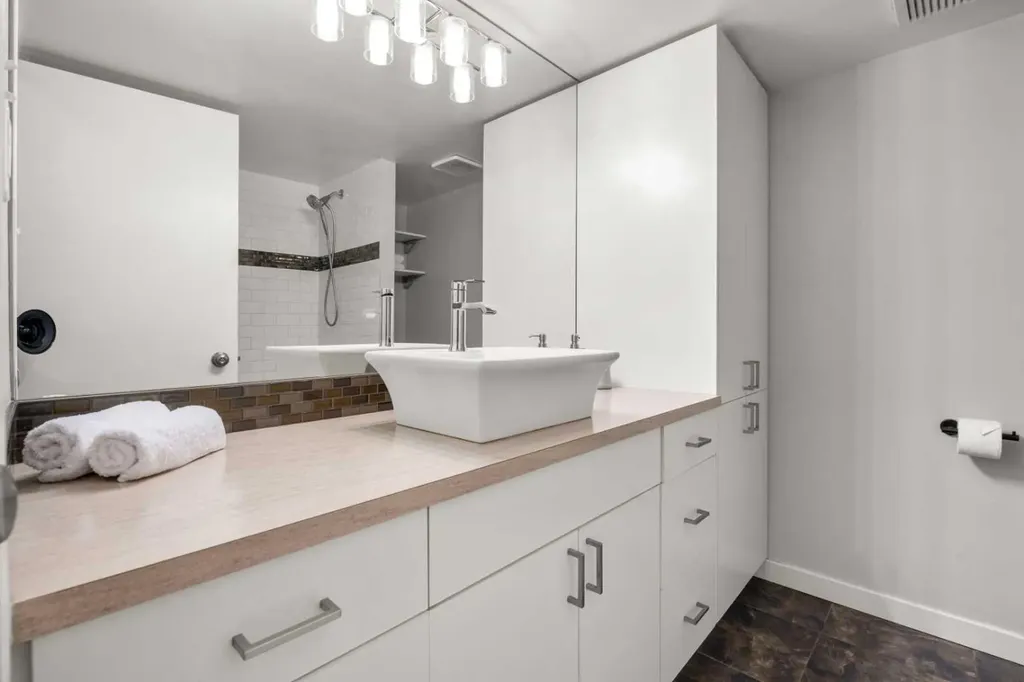 313 20 Avenue SW Calgary AB T2S 0E6